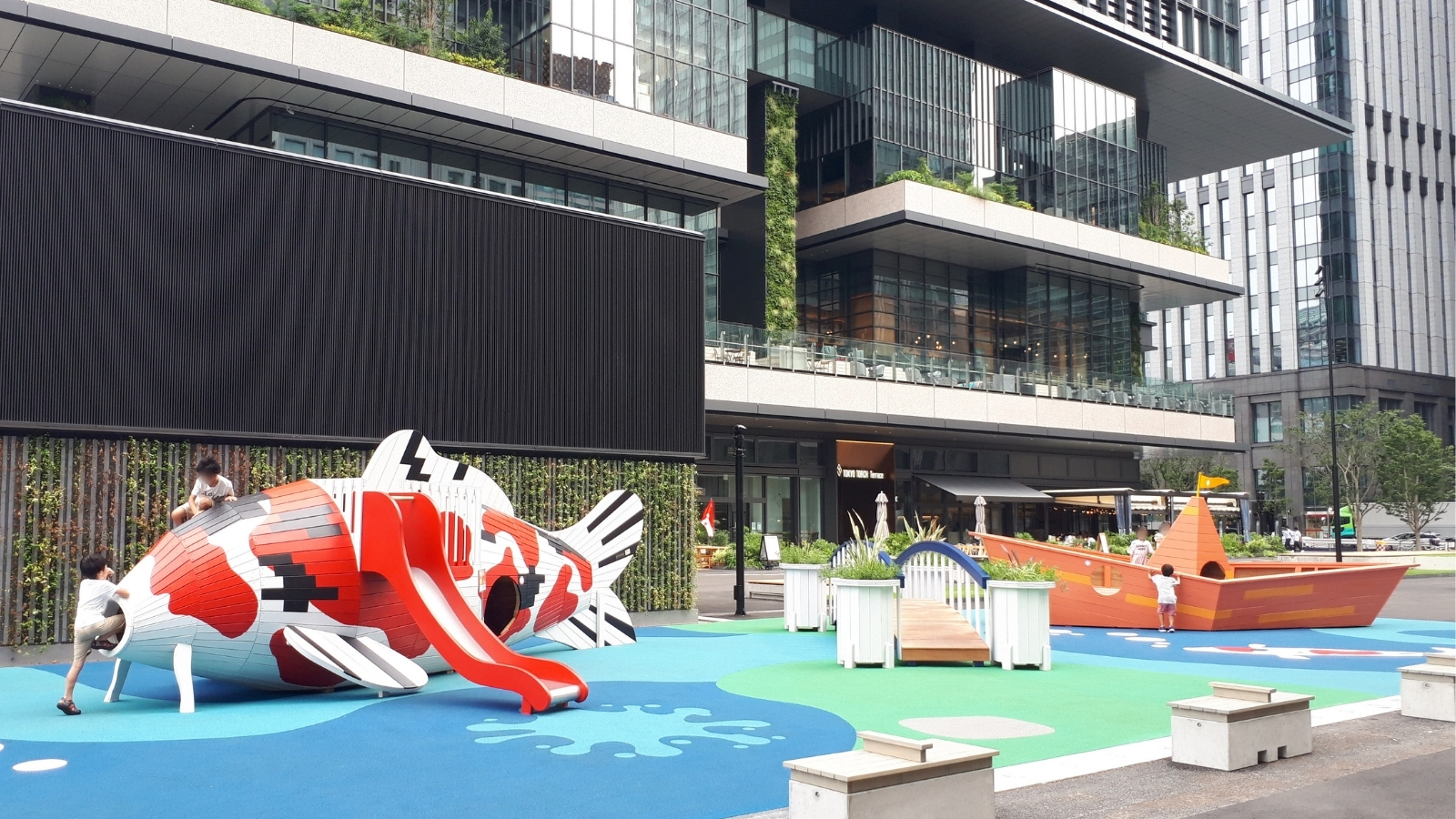大手町 東京駅前の新街区がアツイ Tokyo Torch Park はアートな遊具が子どもを魅了 Co Sodate