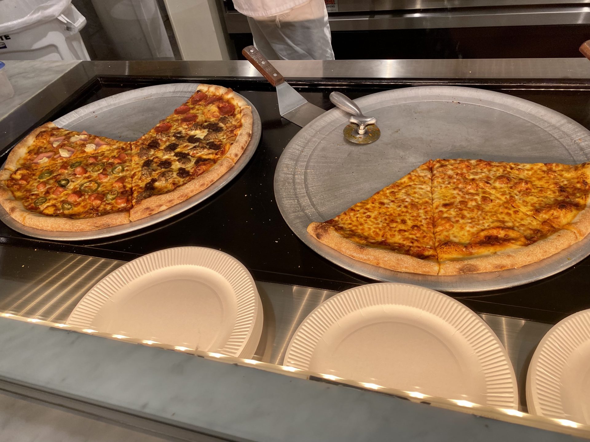 小伝馬町｜ビックサイズのピザが550円で食べられる！「PIZZA SLICE COMMISSARY（ピザ スライス カミサリー）」 | Co